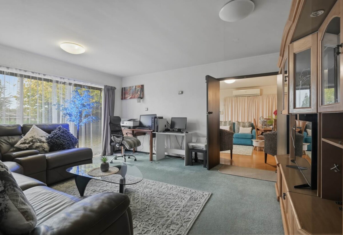3 beds 2 baths house with double garage on 837m2 section, close to schools, shopping centres, the popular Rotary Walkway, zoned for Farm Cove Intermediate, Wakaaranga School, Pakuranga College, Sancta Maria College, 2 Lilian Place, Farm Cove, Auckland