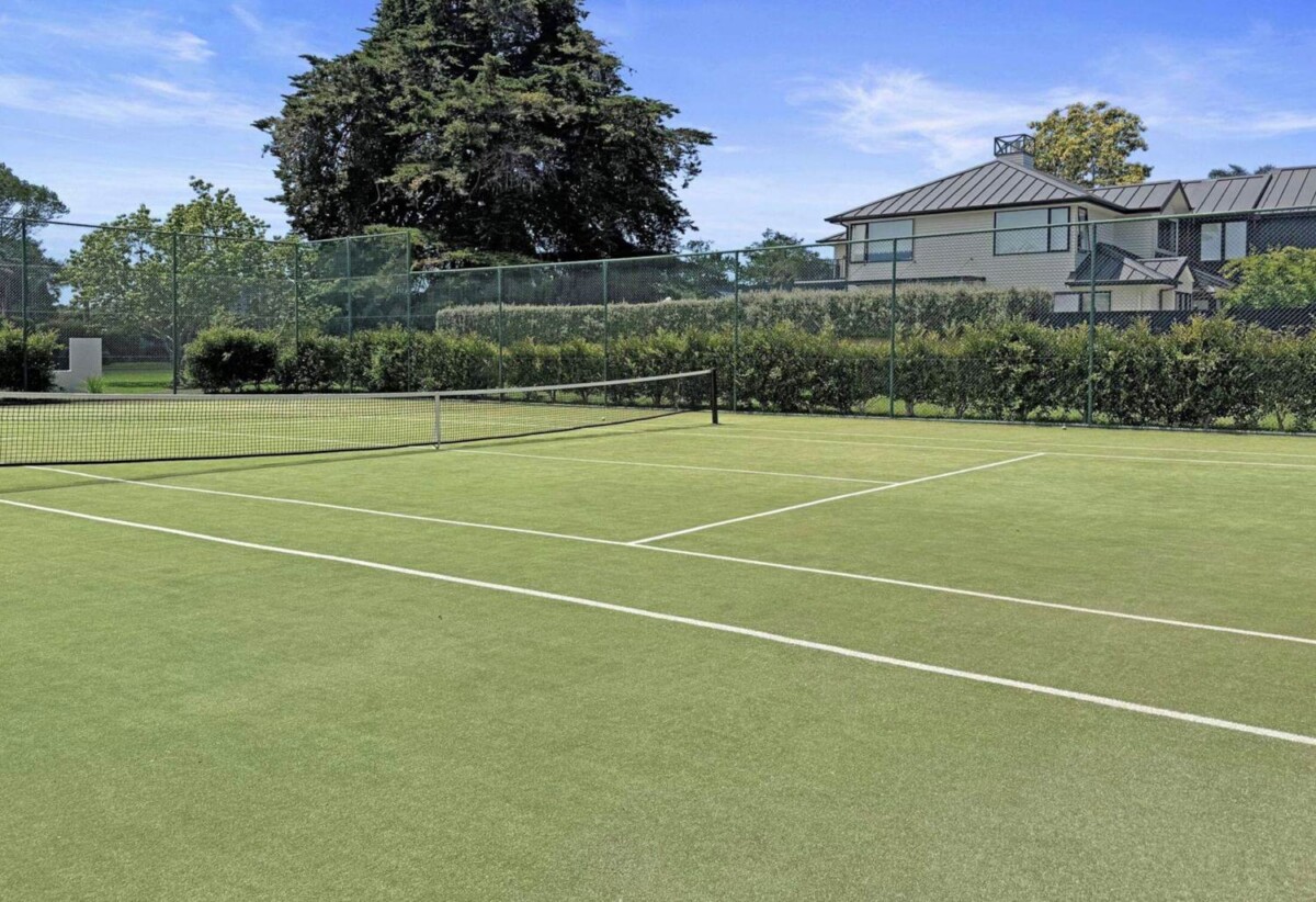 Next to Golf Course, 6 beds 4 baths house with triple garage and private swimming pool, Albany’ school zone, close to schools, Massey University, and premier shopping, entertainment, 33 Oak Manor Drive, Albany, Auckland