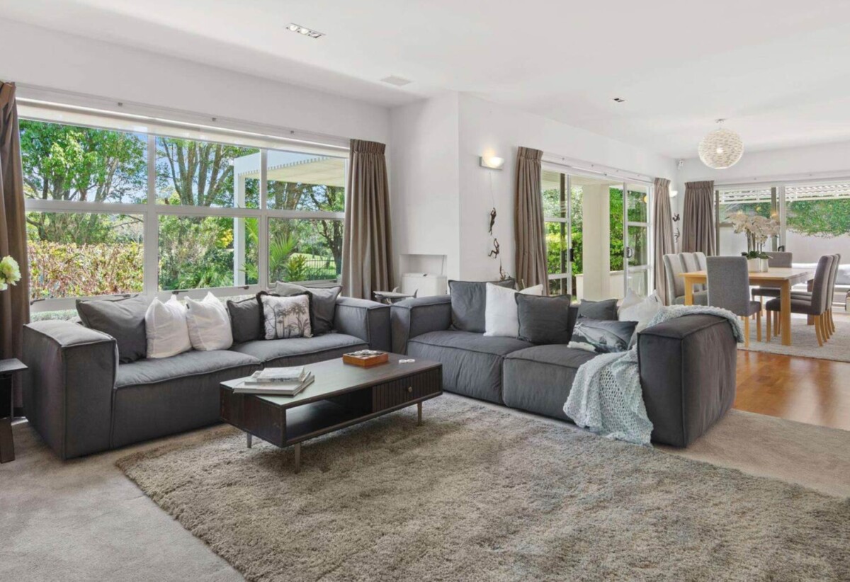 Next to Golf Course, 6 beds 4 baths house with triple garage and private swimming pool, Albany’ school zone, close to schools, Massey University, and premier shopping, entertainment, 33 Oak Manor Drive, Albany, Auckland