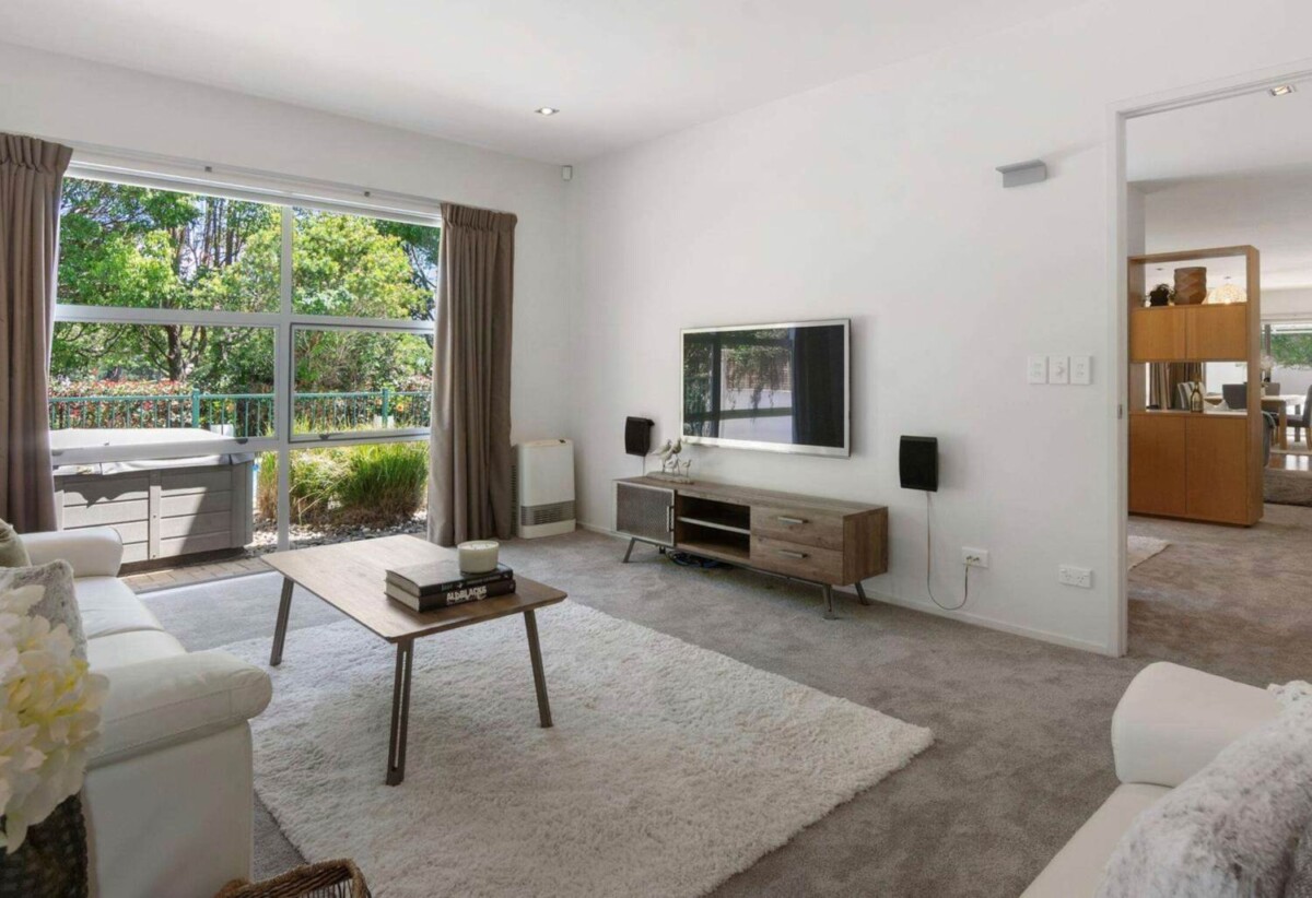 Next to Golf Course, 6 beds 4 baths house with triple garage and private swimming pool, Albany’ school zone, close to schools, Massey University, and premier shopping, entertainment, 33 Oak Manor Drive, Albany, Auckland