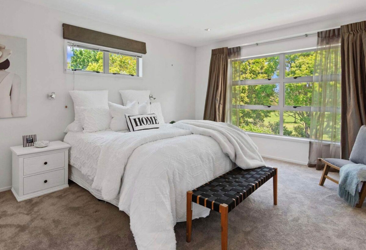 Next to Golf Course, 6 beds 4 baths house with triple garage and private swimming pool, Albany’ school zone, close to schools, Massey University, and premier shopping, entertainment, 33 Oak Manor Drive, Albany, Auckland