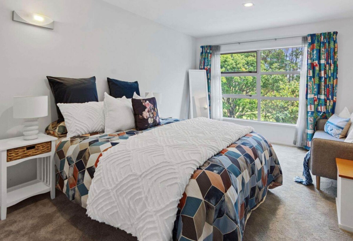 Next to Golf Course, 6 beds 4 baths house with triple garage and private swimming pool, Albany’ school zone, close to schools, Massey University, and premier shopping, entertainment, 33 Oak Manor Drive, Albany, Auckland