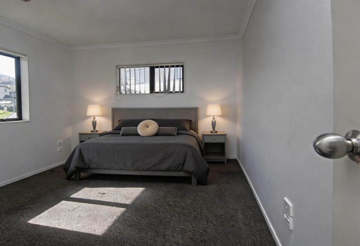 Motivated vendors, 200m2 Brick, Tile & Weatherboard 4 beds 2.5 baths house with double garage on 517m2 section, close to schools, Papakura Train Station, Papakura Village and motorway access, 24 Kereru Rise, Papakura, Auckland