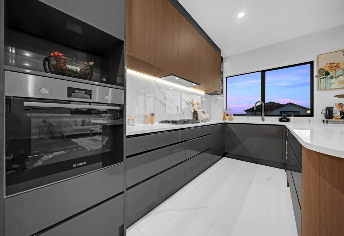 Brandnew 7 beds 5.5 baths house with double garage and 2 beds granny, close to to schools, parks, and local amenities, 21 Emerald Avenue, Karaka, Auckland