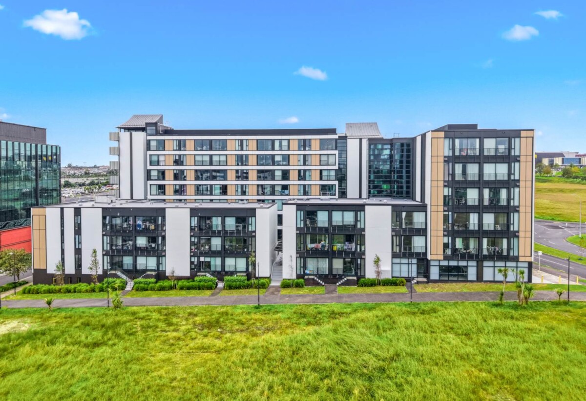 1 bed + a large study room / 2th bedroom 1 bath apartment, Just a short stroll to Westfield Albany, Kmart, and New World, Albany school zone, including the nearby Pinehill School, and within easy reach of Massey University, 403/2A Munroe Lane, Albany, Auckland