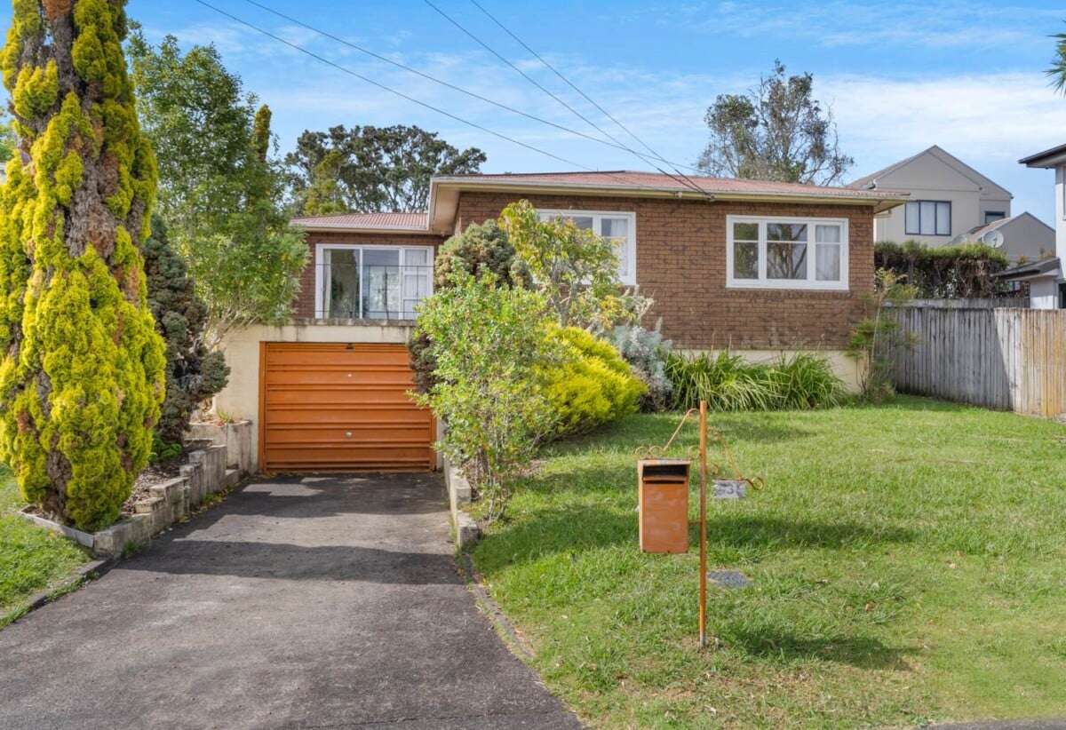 Brick 2 beds 1 bath house on 857m2 section, near Lynfield College, Maungakiekie Golf Course, and local amenities, 3 Linden Street, Mt Roskill, Auckland