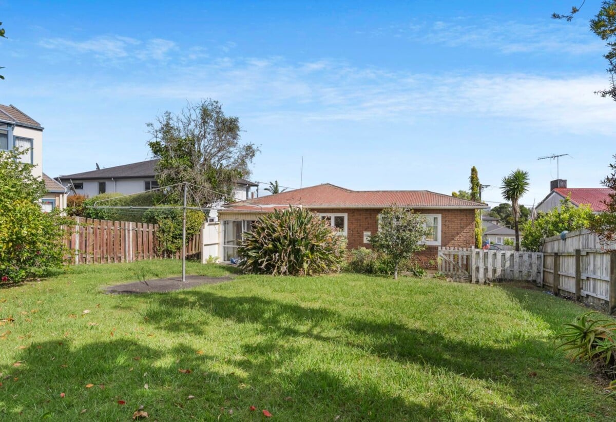 Brick 2 beds 1 bath house on 857m2 section, near Lynfield College, Maungakiekie Golf Course, and local amenities, 3 Linden Street, Mt Roskill, Auckland