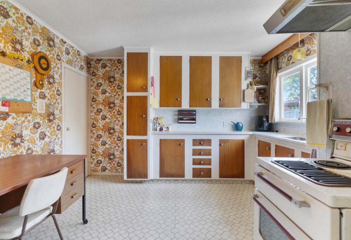 Brick 2 beds 1 bath house on 857m2 section, near Lynfield College, Maungakiekie Golf Course, and local amenities, 3 Linden Street, Mt Roskill, Auckland
