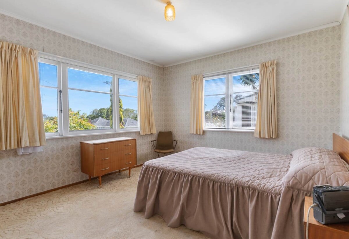 Brick 2 beds 1 bath house on 857m2 section, near Lynfield College, Maungakiekie Golf Course, and local amenities, 3 Linden Street, Mt Roskill, Auckland