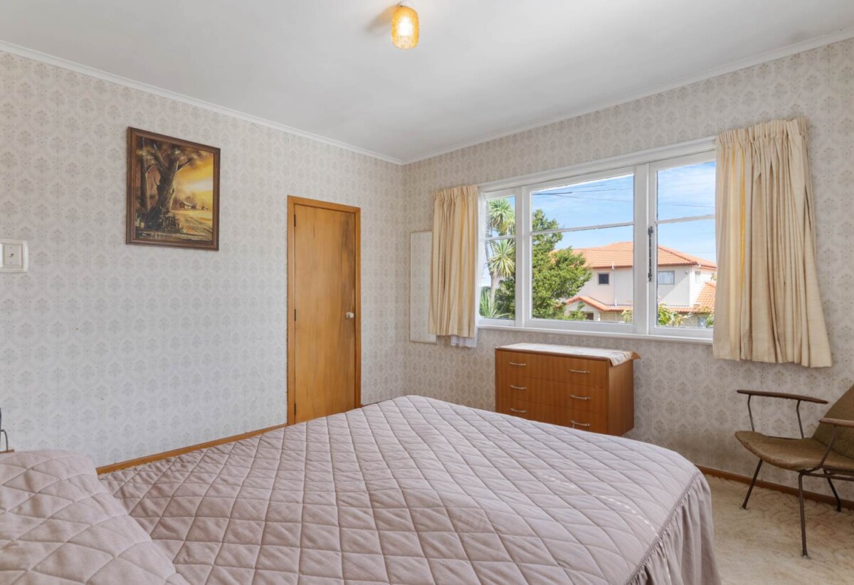 Brick 2 beds 1 bath house on 857m2 section, near Lynfield College, Maungakiekie Golf Course, and local amenities, 3 Linden Street, Mt Roskill, Auckland