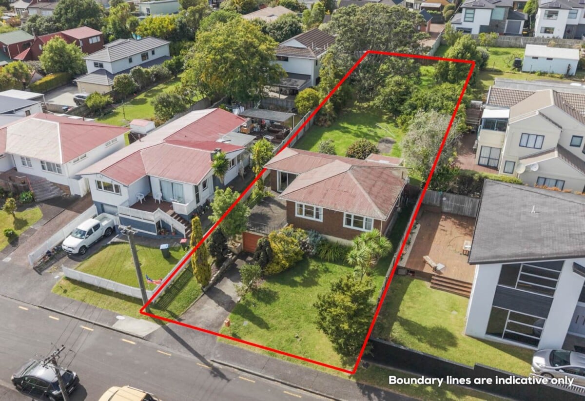 Brick 2 beds 1 bath house on 857m2 section, near Lynfield College, Maungakiekie Golf Course, and local amenities, 3 Linden Street, Mt Roskill, Auckland