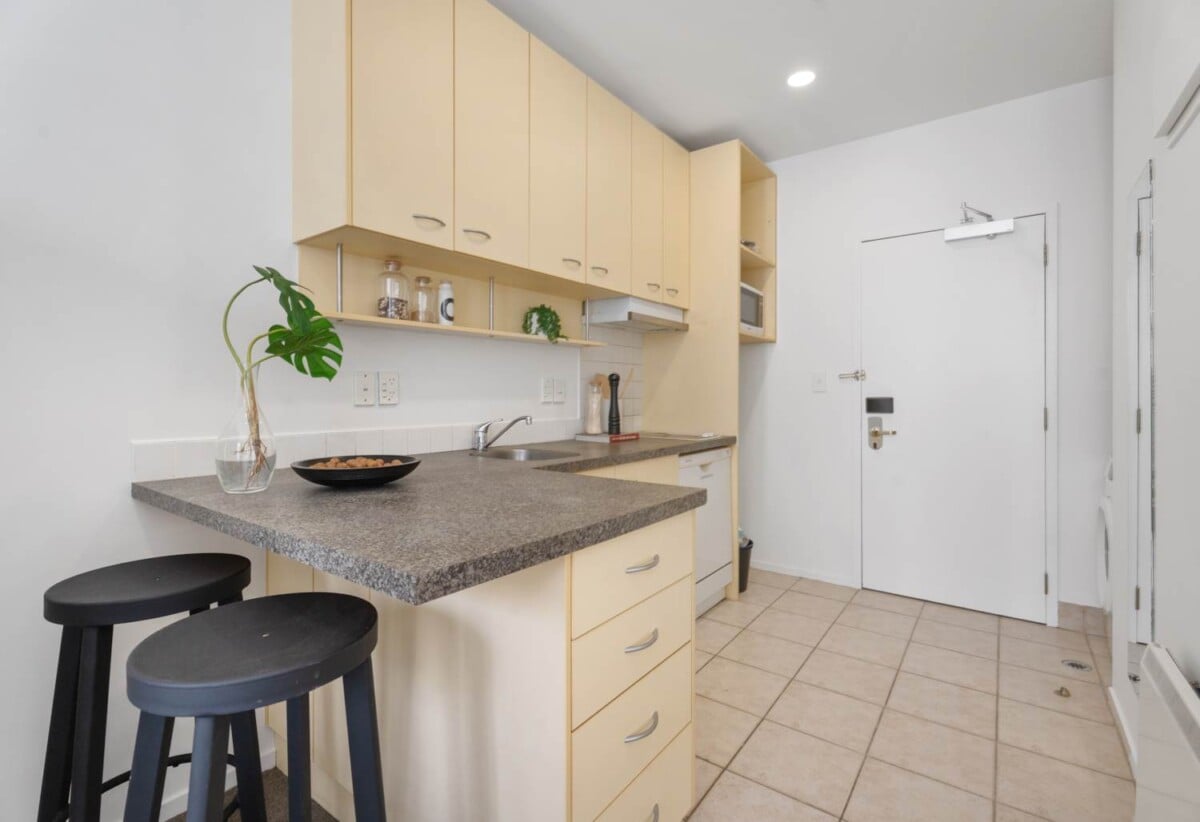 Auckland Girls’ Grammar School zone, 27m2 1 bed 1 bath studio apartment with Harbour Views and A separate storage locker, Recently freshly painted and move-in ready, 8E/50-52 Eden Crescent, City Centre, Auckland