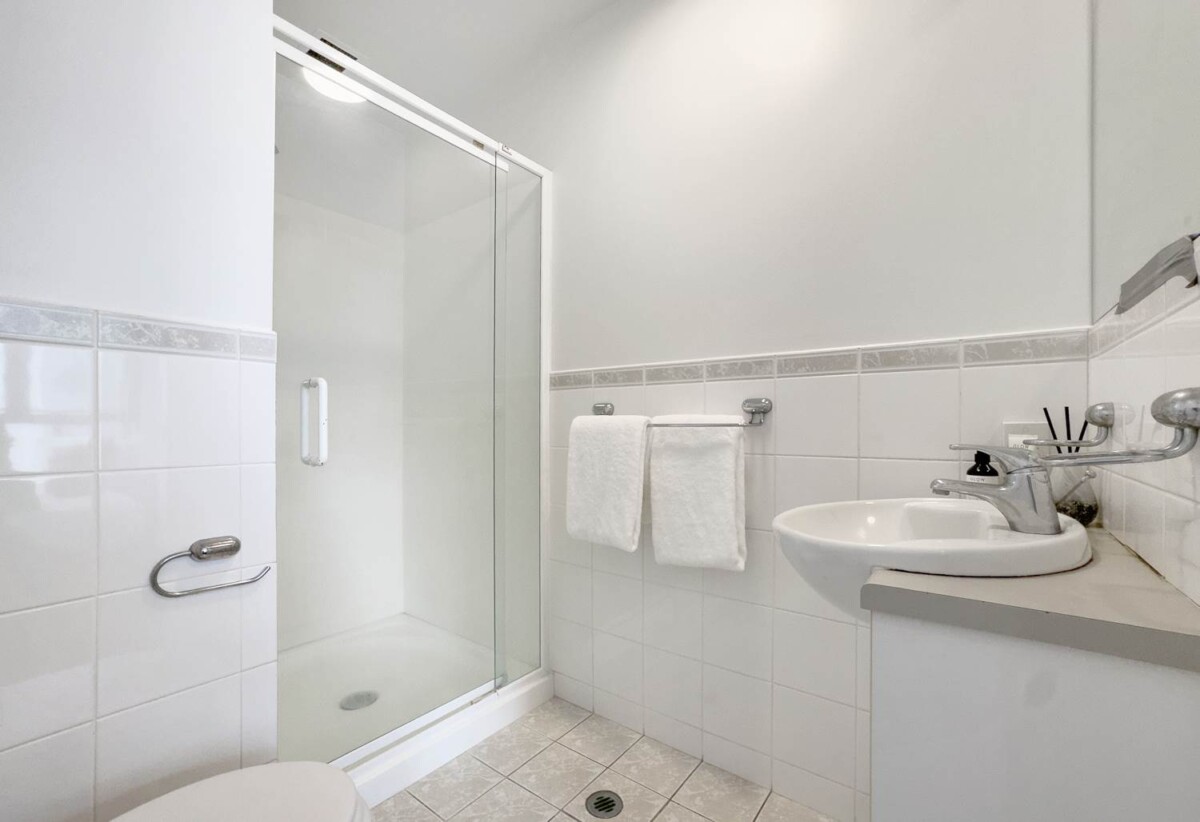 Auckland Girls’ Grammar School zone, 27m2 1 bed 1 bath studio apartment with Harbour Views and A separate storage locker, Recently freshly painted and move-in ready, 8E/50-52 Eden Crescent, City Centre, Auckland