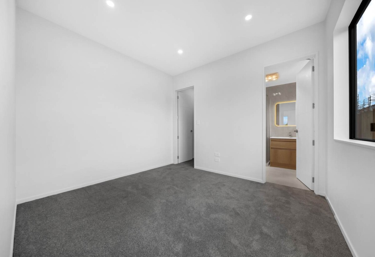 5 beds + a dedicated home office 4 baths house with garage and 1 bed granny, 3 ensuites, close to schools, town centre, motorway access, 15 Star Cross Road, Karaka, Auckland