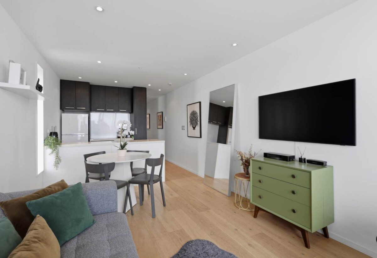 Double Grammar school zone, Freehold 2 beds + 1 study/ flexi room 2 baths apartment, Current CV: $640,000 (2024), 1 km to Auckland Girls’ Grammar School, 1.8 km to Auckland Grammar, 1701/8 Airedale Street, City Centre, Auckland