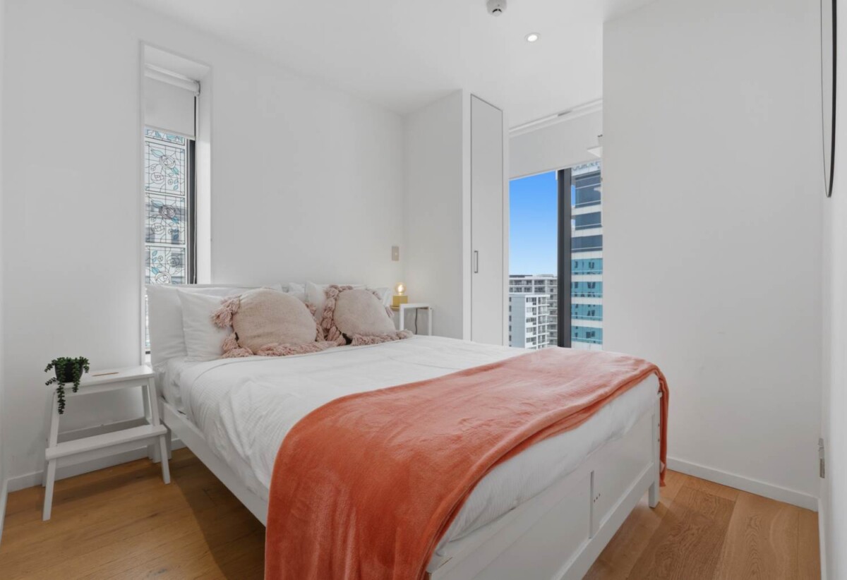 Double Grammar school zone, Freehold 2 beds + 1 study/ flexi room 2 baths apartment, Current CV: $640,000 (2024), 1 km to Auckland Girls’ Grammar School, 1.8 km to Auckland Grammar, 1701/8 Airedale Street, City Centre, Auckland