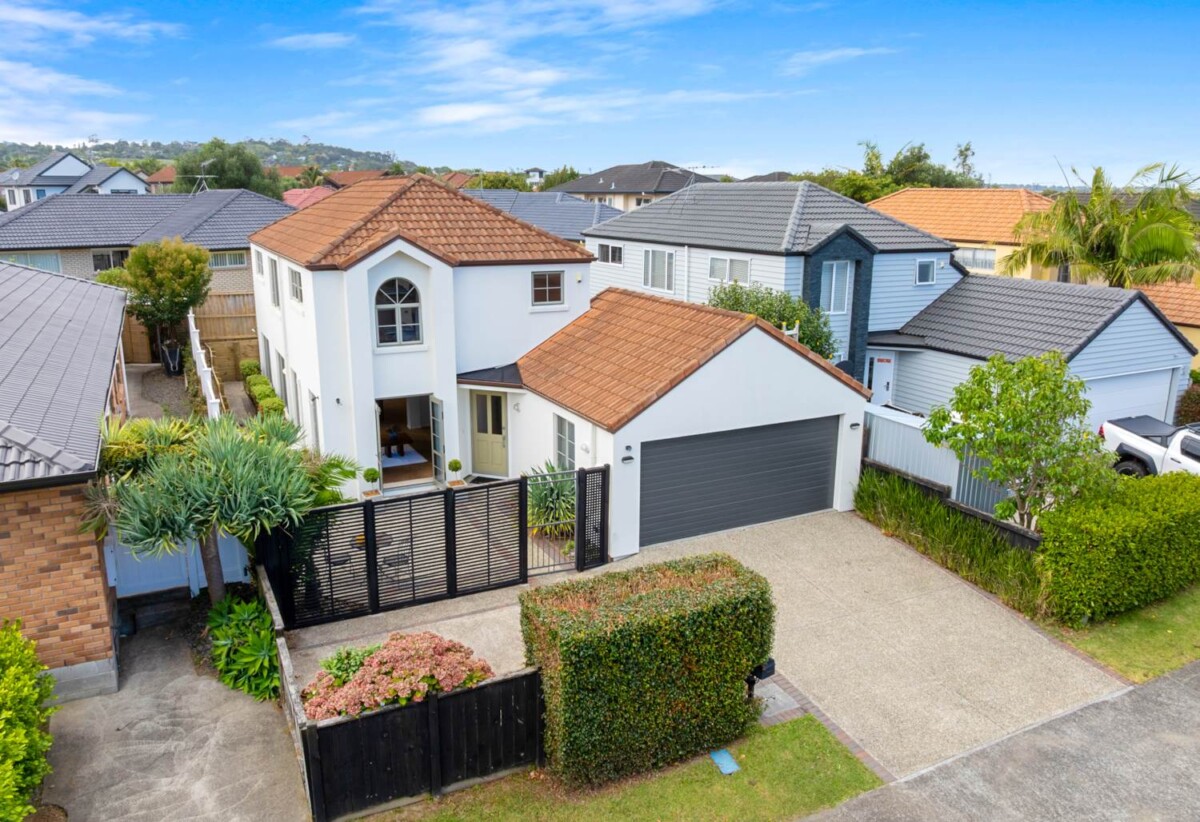 Botany Downs Secondary College zone, Built by Own IT Homes, 206m2 4 beds 2.5 baths house with double garage on 300m2 section, 0.8 km to Botany Downs shopping centre, Immediate access to the Matarangi Walkways located just behind the property., 59 Matarangi Road, East Tamaki, Auckland