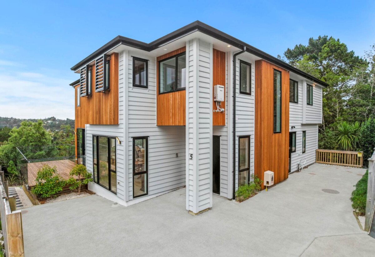 Surrounded by Nature, Brandnew 4 beds + study 3.5 baths house on 1172m2 section, 2 ensuites, 1 ensuite ground floor, close to Albany shopping centre, supermarkets, restaurants, and all local amenities, zoned for Albany Junior High School, Albany Senior High School, and Upper Harbour Primary School, 5 Highway View Lane, Schnapper Rock, Auckland