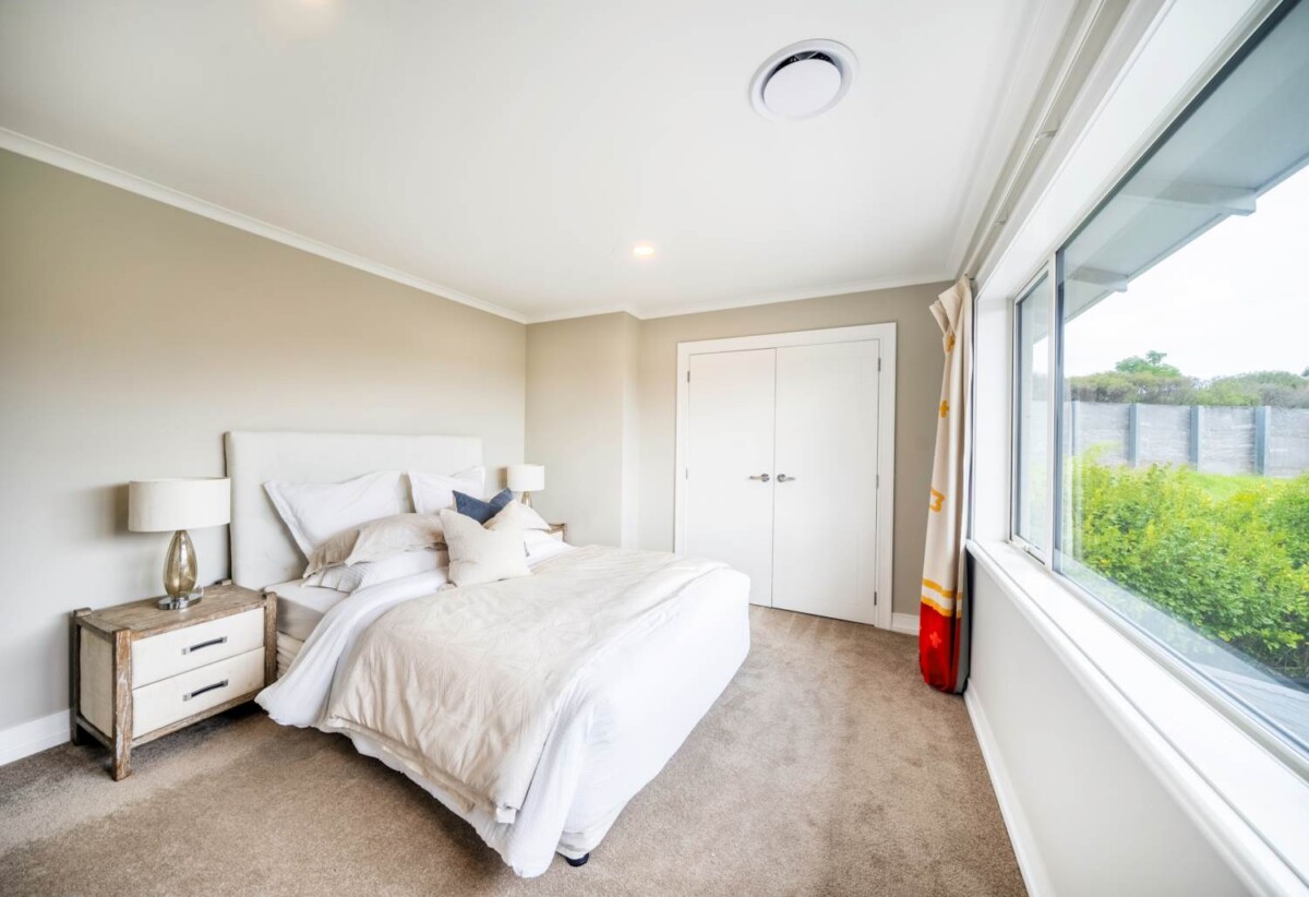 304m2 6 beds 3 baths house with 1 bed granny and double garage on 508m2 section, zoned for Greenhithe Primary School and Upper Harbour Primary School and local amenities and motorway access conveniently nearby, 66 Huntington Park Drive, Greenhithe, Auckland