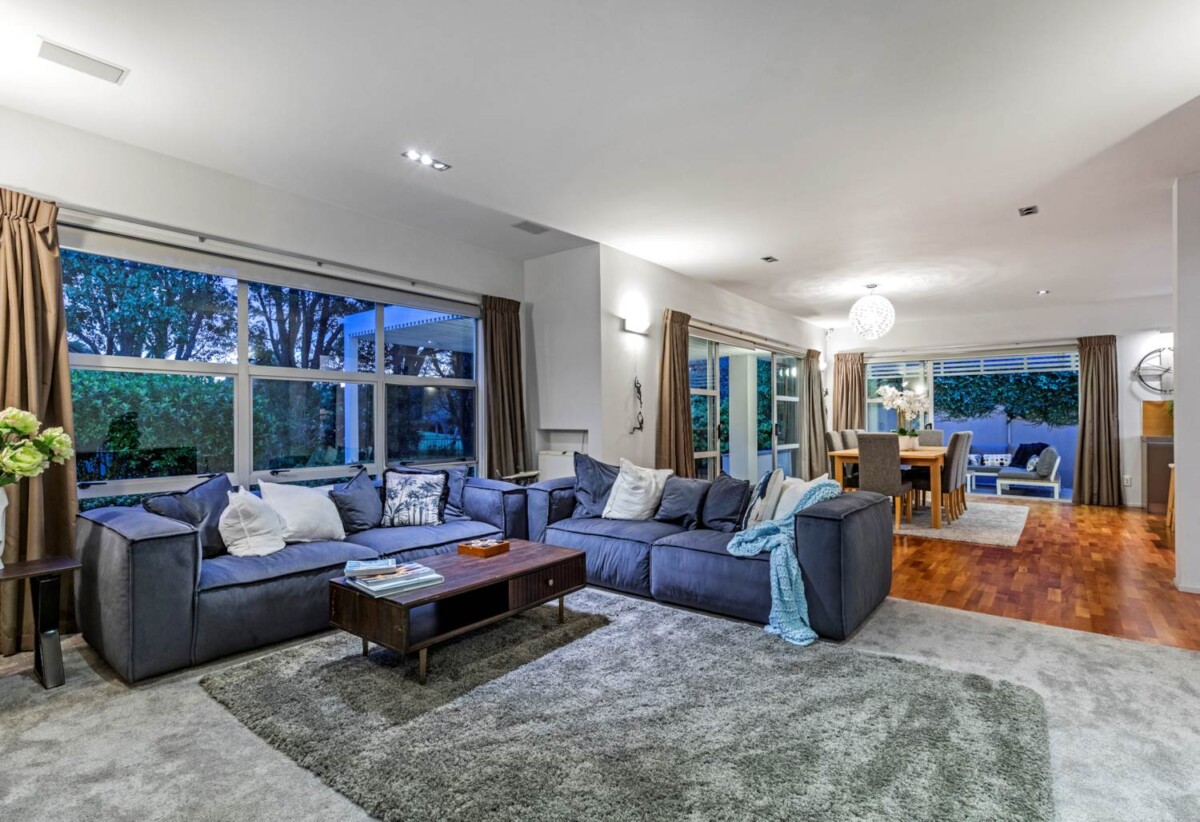 Next to Golf Course, 6 beds 4 baths house with triple garage and private swimming pool, Albany’ school zone, close to schools, Massey University, and premier shopping, entertainment, 33 Oak Manor Drive, Albany, Auckland