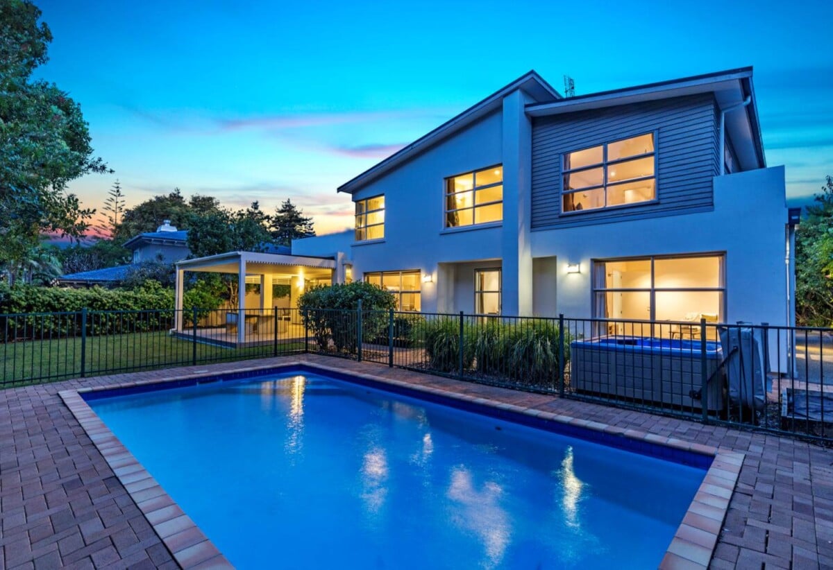 Next to Golf Course, 6 beds 4 baths house with triple garage and private swimming pool, Albany’ school zone, close to schools, Massey University, and premier shopping, entertainment, 33 Oak Manor Drive, Albany, Auckland