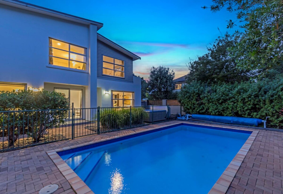Next to Golf Course, 6 beds 4 baths house with triple garage and private swimming pool, Albany’ school zone, close to schools, Massey University, and premier shopping, entertainment, 33 Oak Manor Drive, Albany, Auckland