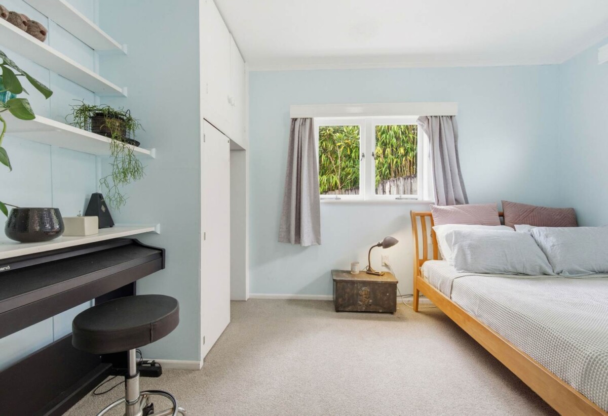 Rangitoto College zone, Standalone 2 beds 1 bath home with standalone double garage, schools, Shops, public transport, parks, and the beach are all within easy reach, 3/718 Beach Road, Browns Bay, Auckland