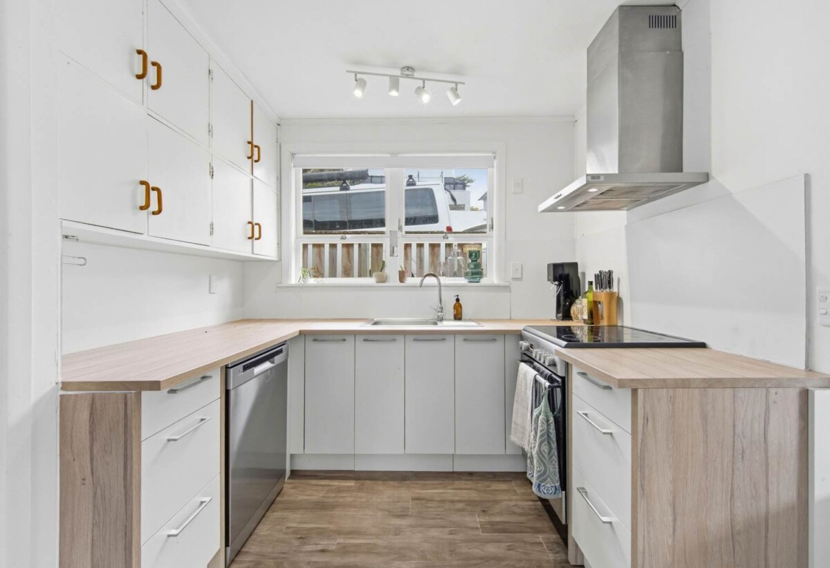 Rangitoto College zone, Standalone 2 beds 1 bath home with standalone double garage, schools, Shops, public transport, parks, and the beach are all within easy reach, 3/718 Beach Road, Browns Bay, Auckland