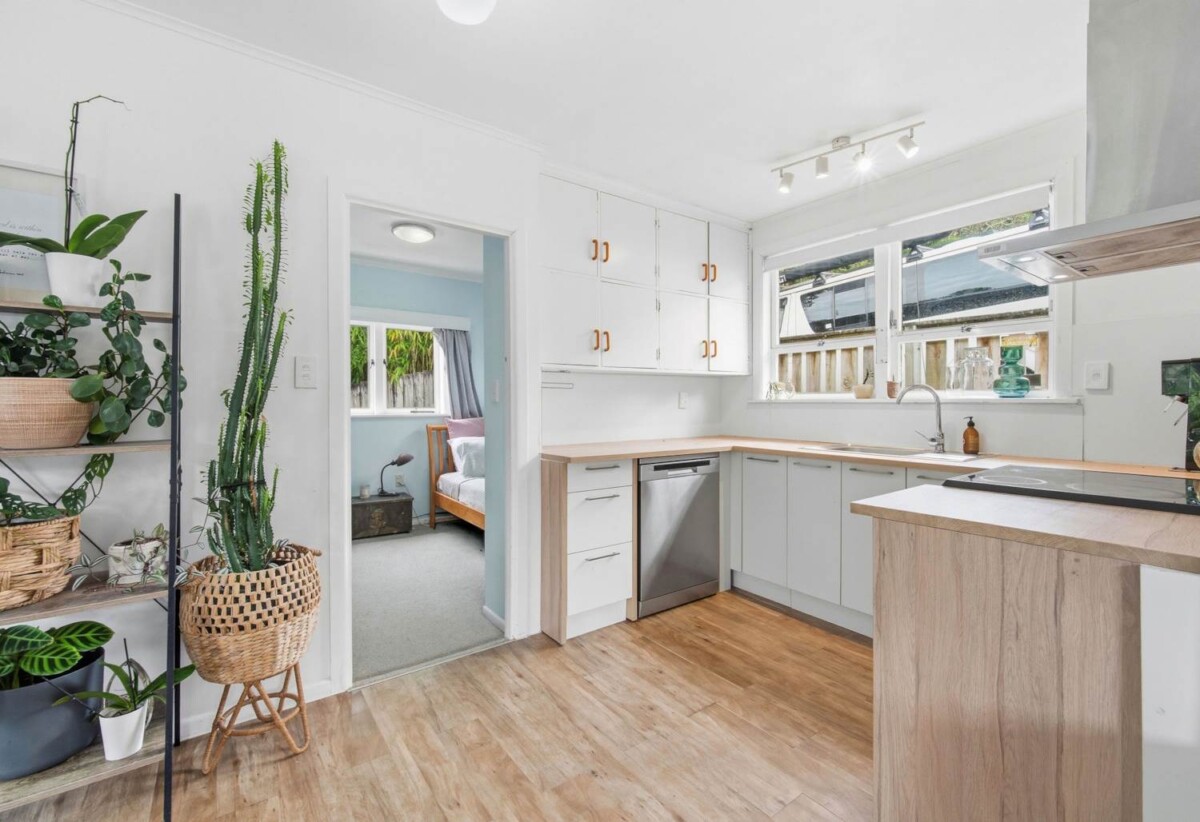 Rangitoto College zone, Standalone 2 beds 1 bath home with standalone double garage, schools, Shops, public transport, parks, and the beach are all within easy reach, 3/718 Beach Road, Browns Bay, Auckland