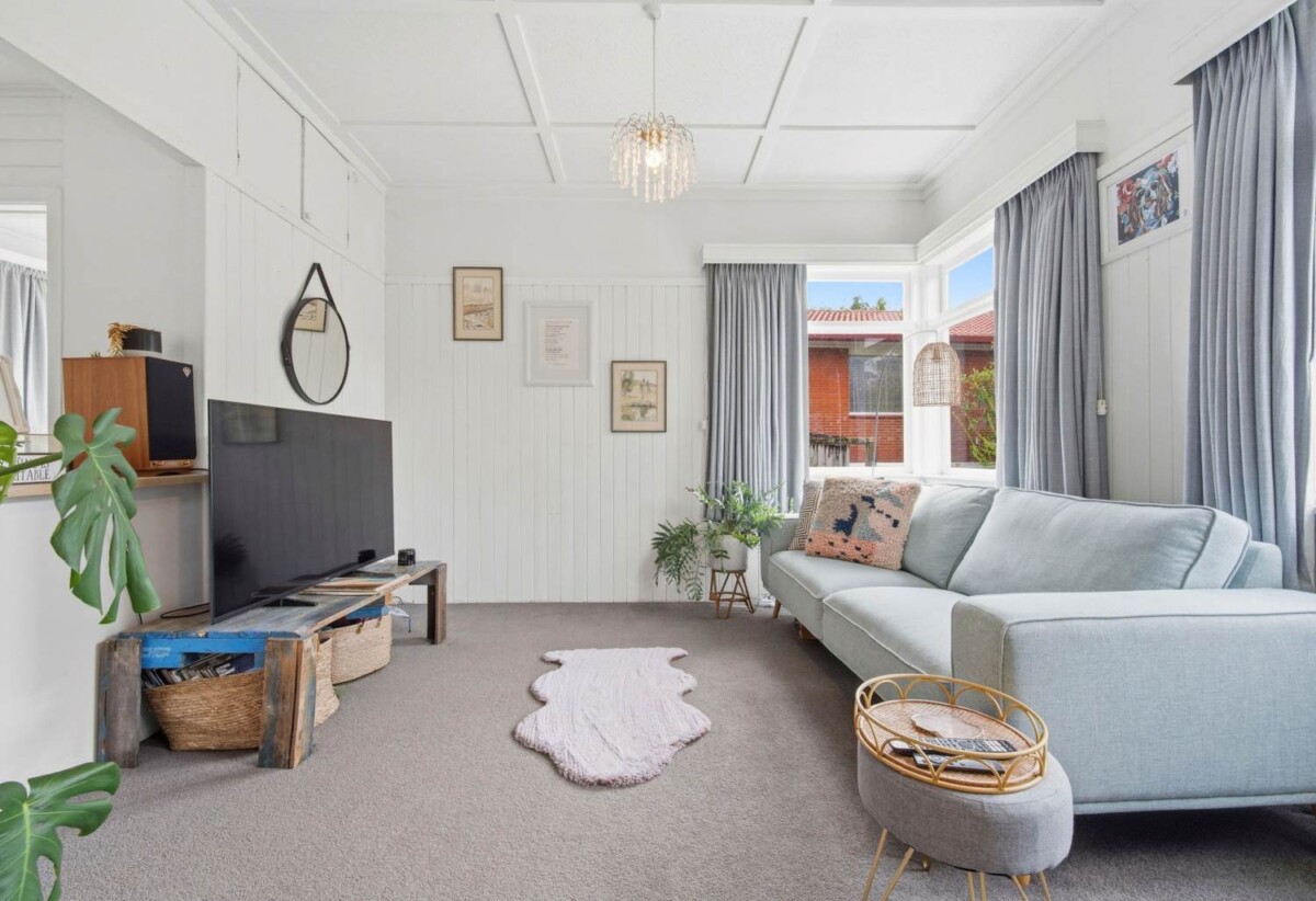 Rangitoto College zone, Standalone 2 beds 1 bath home with standalone double garage, schools, Shops, public transport, parks, and the beach are all within easy reach, 3/718 Beach Road, Browns Bay, Auckland