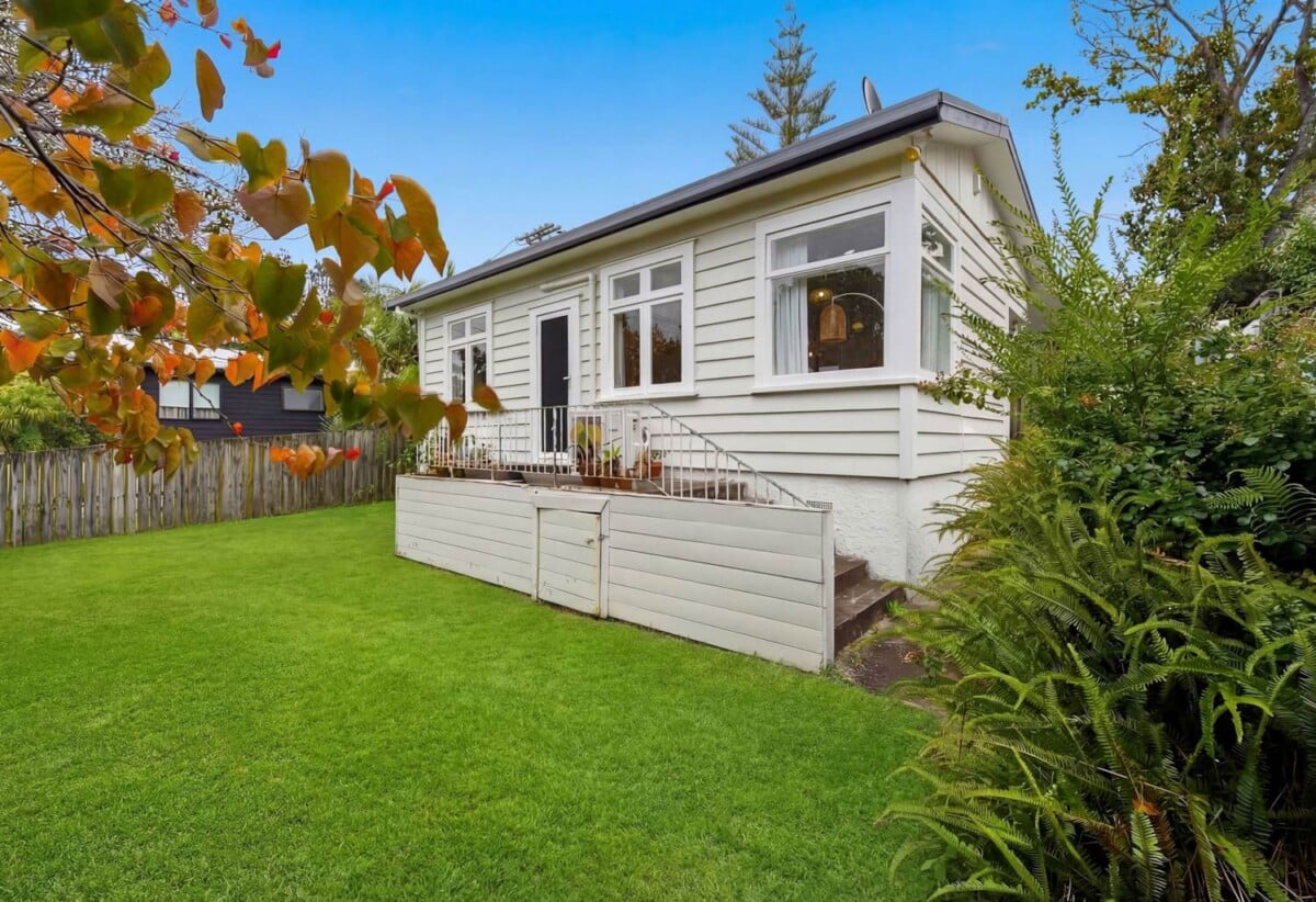 Rangitoto College zone, Standalone 2 beds 1 bath home with standalone double garage, schools, Shops, public transport, parks, and the beach are all within easy reach, 3/718 Beach Road, Browns Bay, Auckland