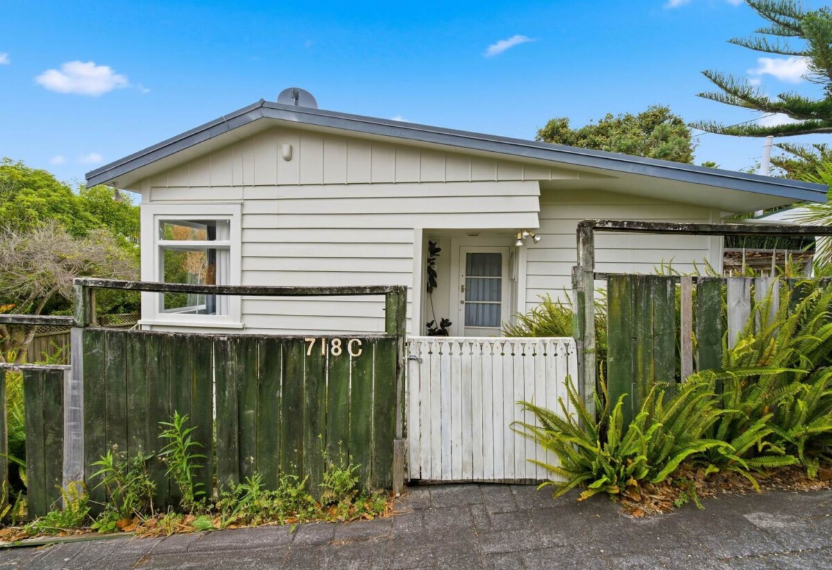 Rangitoto College zone, Standalone 2 beds 1 bath home with standalone double garage, schools, Shops, public transport, parks, and the beach are all within easy reach, 3/718 Beach Road, Browns Bay, Auckland