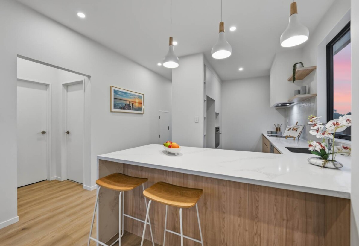 Motivated owner, a standard 10-year guarantee, Brandnew 4 beds 2.5 baths house with garage on 516m2 section, 0.5 km to Beachlands School, close to beaches, reserves, beaclands marina, golf club, Beachlands Village which has a supermarket, pharmacy, local shops, and cafes, 142 Ninth View Avenue, Beachlands, Auckland