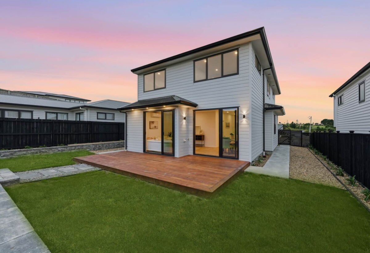 Motivated owner, a standard 10-year guarantee, Brandnew 4 beds 2.5 baths house with garage on 516m2 section, 0.5 km to Beachlands School, close to beaches, reserves, beaclands marina, golf club, Beachlands Village which has a supermarket, pharmacy, local shops, and cafes, 142 Ninth View Avenue, Beachlands, Auckland