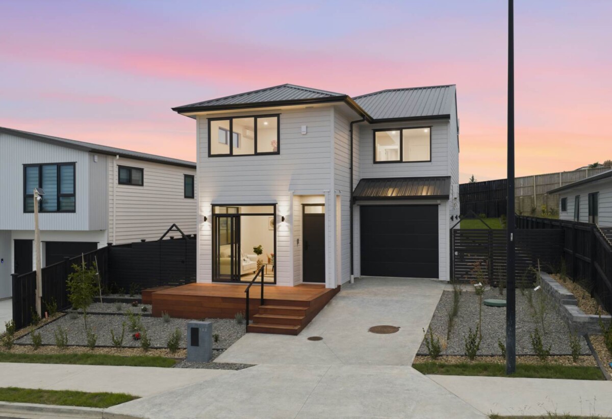 Motivated owner, a standard 10-year guarantee, Brandnew 4 beds 2.5 baths house with garage on 516m2 section, 0.5 km to Beachlands School, close to beaches, reserves, beaclands marina, golf club, Beachlands Village which has a supermarket, pharmacy, local shops, and cafes, 142 Ninth View Avenue, Beachlands, Auckland