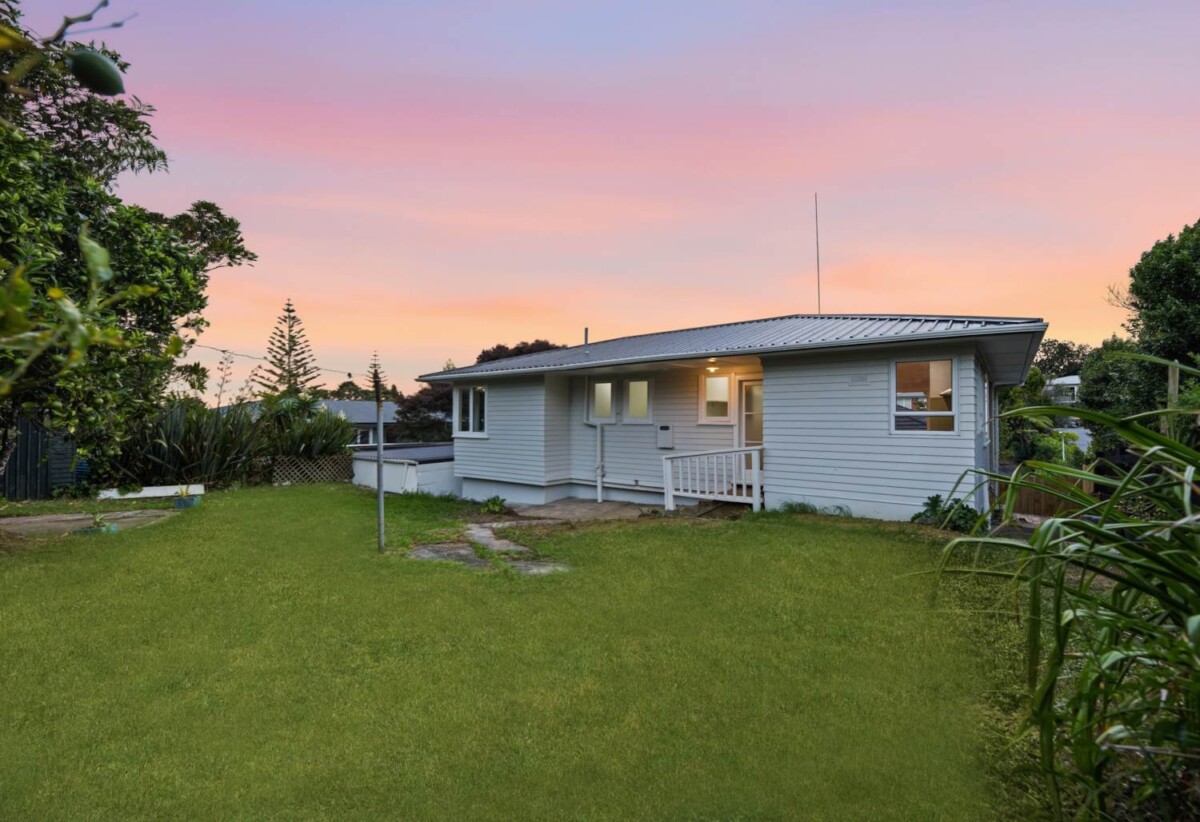 Renovated 4 beds 2 baths house with double garage on 548m2 section, Close to Sylvia Park Mall, schools, motorway access, 17 Melton Road, Mt Wellington, Auckland