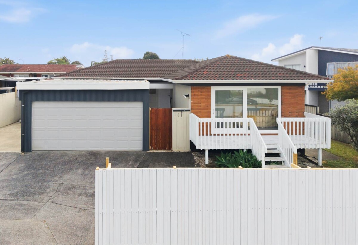 Move-in ready, Updated Brick and tile 3 beds 1 bath house on 617m2 section, close to schools, shopping centre, zoned for Wakaaranga Primary School, Farm Cove Intermediate, and Pakuranga College, 28 Whiteacres Drive, Sunnyhills, Auckland
