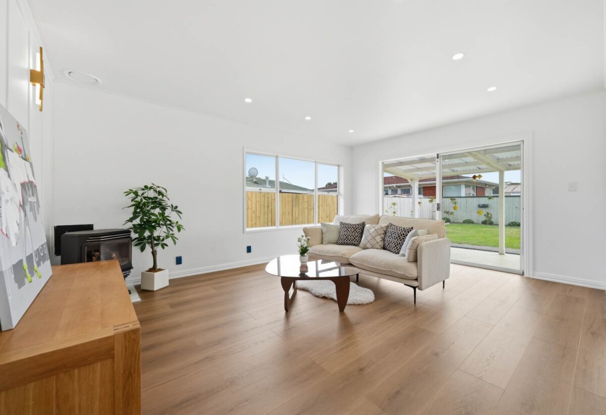 Move-in ready, Updated Brick and tile 3 beds 1 bath house on 617m2 section, close to schools, shopping centre, zoned for Wakaaranga Primary School, Farm Cove Intermediate, and Pakuranga College, 28 Whiteacres Drive, Sunnyhills, Auckland