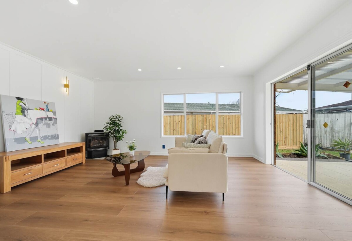 Move-in ready, Updated Brick and tile 3 beds 1 bath house on 617m2 section, close to schools, shopping centre, zoned for Wakaaranga Primary School, Farm Cove Intermediate, and Pakuranga College, 28 Whiteacres Drive, Sunnyhills, Auckland