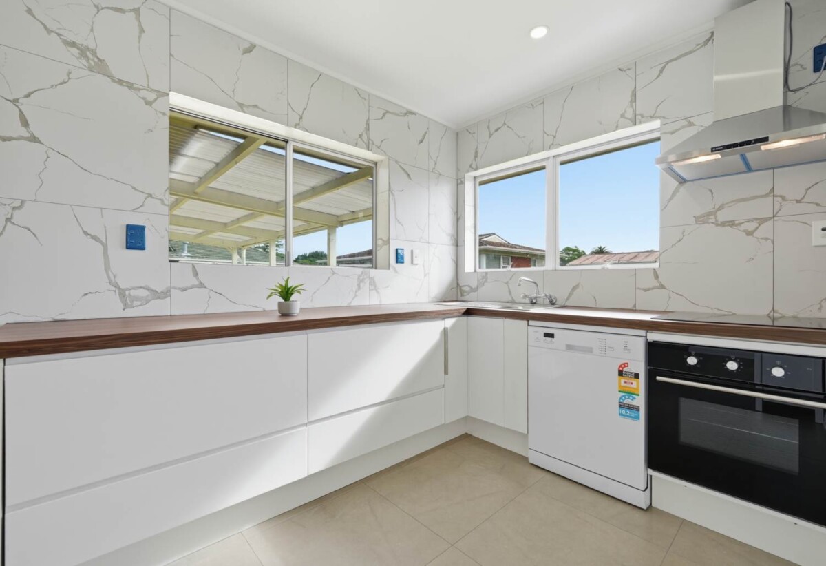 Move-in ready, Updated Brick and tile 3 beds 1 bath house on 617m2 section, close to schools, shopping centre, zoned for Wakaaranga Primary School, Farm Cove Intermediate, and Pakuranga College, 28 Whiteacres Drive, Sunnyhills, Auckland