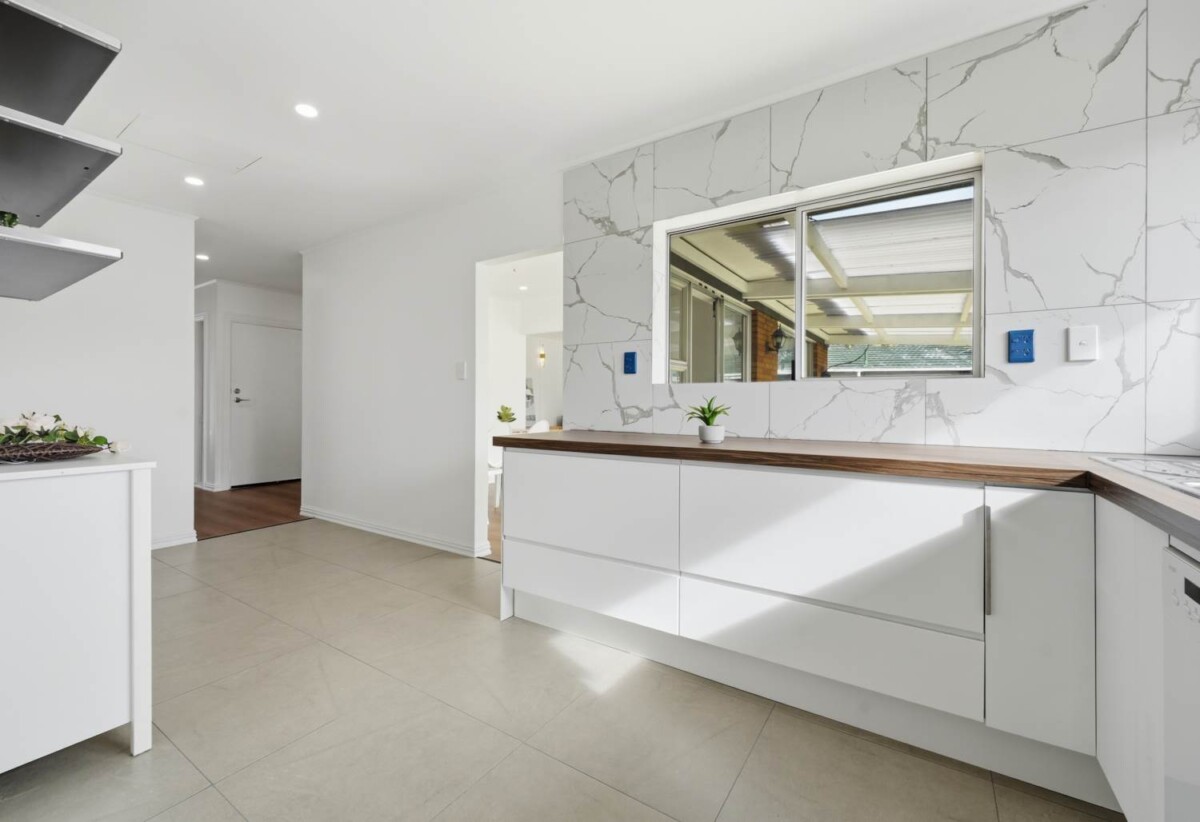 Move-in ready, Updated Brick and tile 3 beds 1 bath house on 617m2 section, close to schools, shopping centre, zoned for Wakaaranga Primary School, Farm Cove Intermediate, and Pakuranga College, 28 Whiteacres Drive, Sunnyhills, Auckland