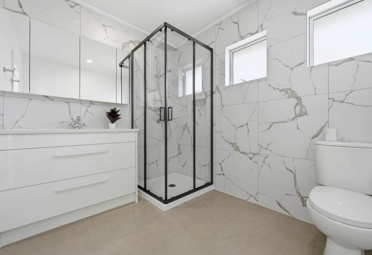 Move-in ready, Updated Brick and tile 3 beds 1 bath house on 617m2 section, close to schools, shopping centre, zoned for Wakaaranga Primary School, Farm Cove Intermediate, and Pakuranga College, 28 Whiteacres Drive, Sunnyhills, Auckland