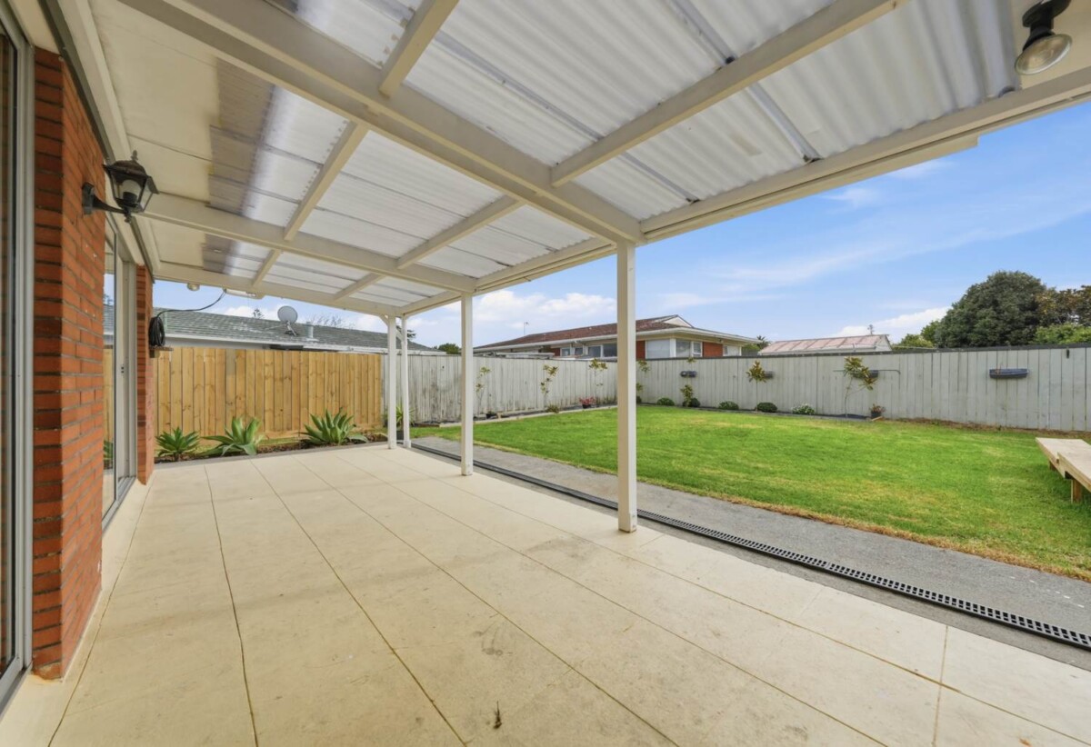 Move-in ready, Updated Brick and tile 3 beds 1 bath house on 617m2 section, close to schools, shopping centre, zoned for Wakaaranga Primary School, Farm Cove Intermediate, and Pakuranga College, 28 Whiteacres Drive, Sunnyhills, Auckland