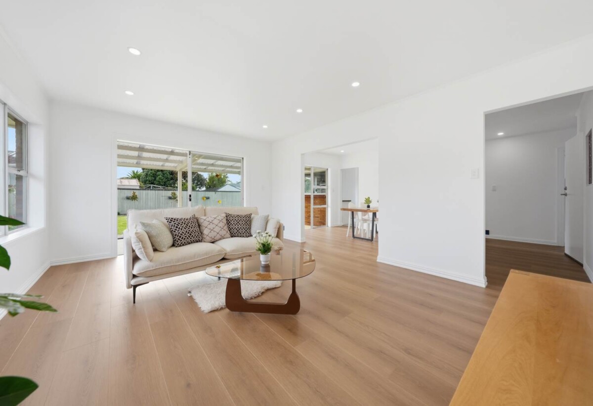 Move-in ready, Updated Brick and tile 3 beds 1 bath house on 617m2 section, close to schools, shopping centre, zoned for Wakaaranga Primary School, Farm Cove Intermediate, and Pakuranga College, 28 Whiteacres Drive, Sunnyhills, Auckland