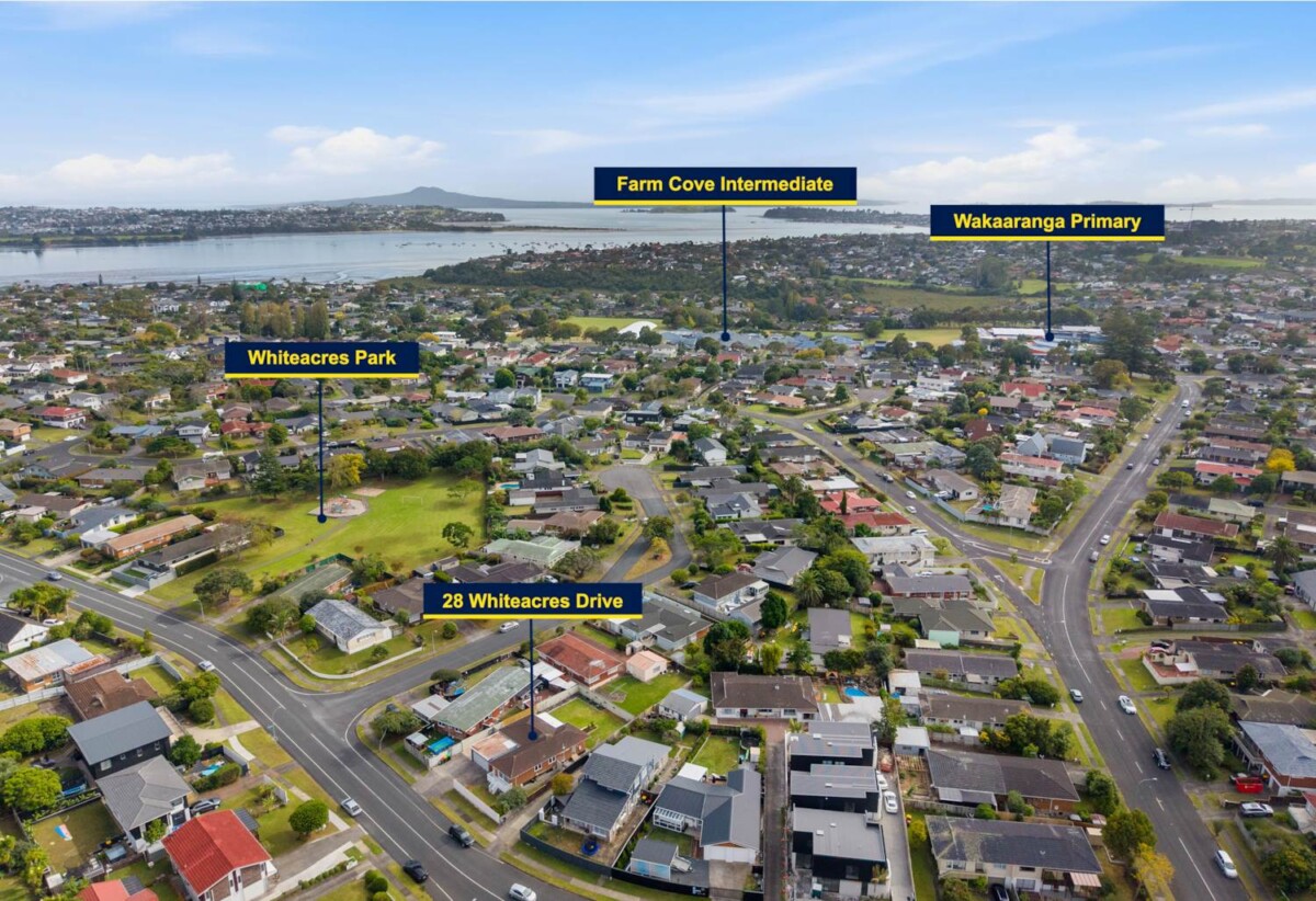 Move-in ready, Updated Brick and tile 3 beds 1 bath house on 617m2 section, close to schools, shopping centre, zoned for Wakaaranga Primary School, Farm Cove Intermediate, and Pakuranga College, 28 Whiteacres Drive, Sunnyhills, Auckland