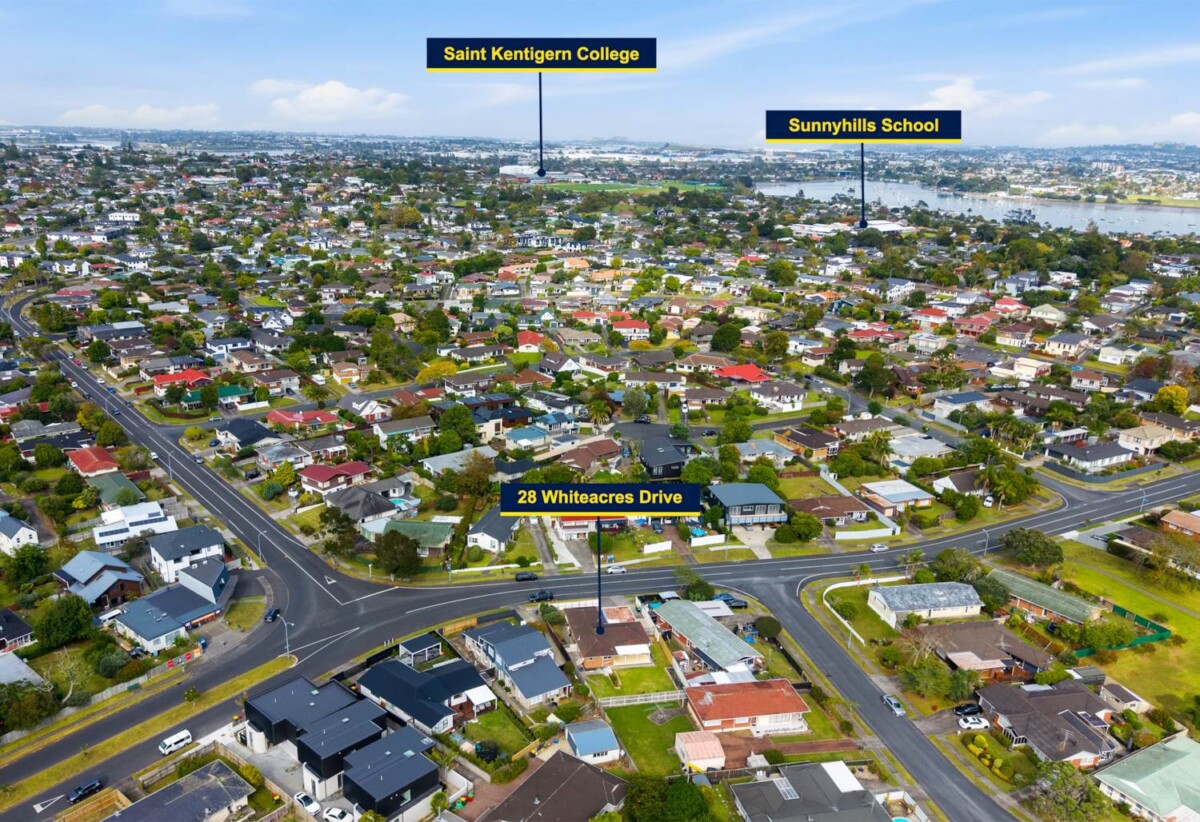 Move-in ready, Updated Brick and tile 3 beds 1 bath house on 617m2 section, close to schools, shopping centre, zoned for Wakaaranga Primary School, Farm Cove Intermediate, and Pakuranga College, 28 Whiteacres Drive, Sunnyhills, Auckland
