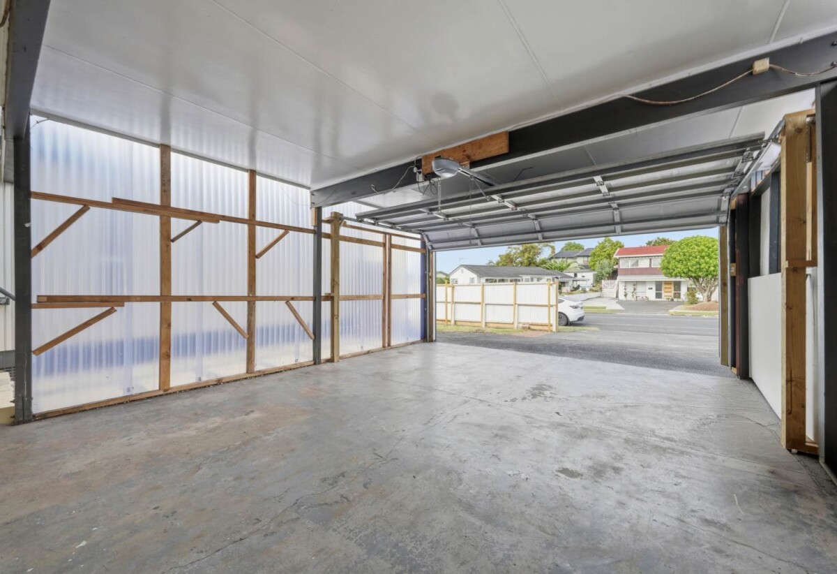 Move-in ready, Updated Brick and tile 3 beds 1 bath house on 617m2 section, close to schools, shopping centre, zoned for Wakaaranga Primary School, Farm Cove Intermediate, and Pakuranga College, 28 Whiteacres Drive, Sunnyhills, Auckland