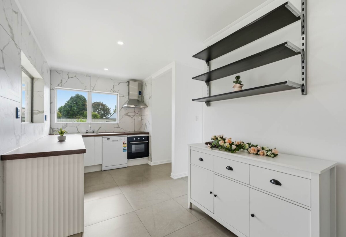 Move-in ready, Updated Brick and tile 3 beds 1 bath house on 617m2 section, close to schools, shopping centre, zoned for Wakaaranga Primary School, Farm Cove Intermediate, and Pakuranga College, 28 Whiteacres Drive, Sunnyhills, Auckland