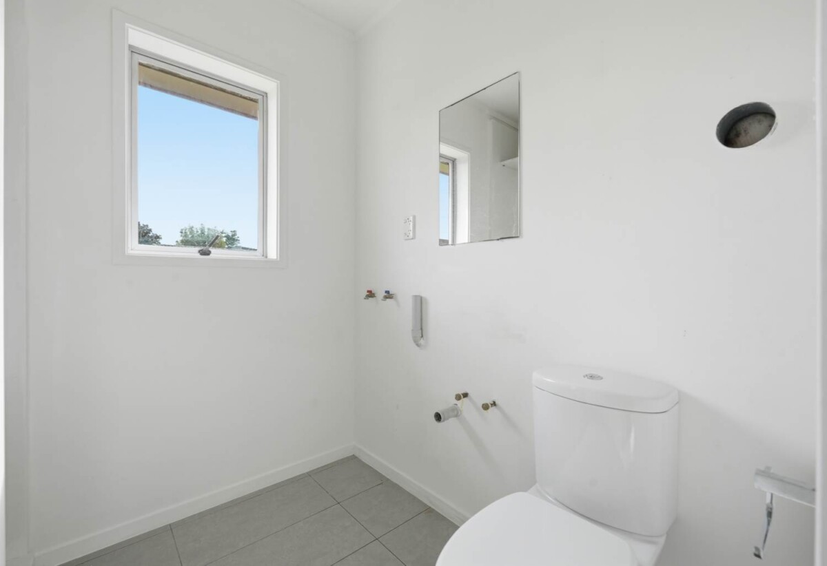 Move-in ready, Updated Brick and tile 3 beds 1 bath house on 617m2 section, close to schools, shopping centre, zoned for Wakaaranga Primary School, Farm Cove Intermediate, and Pakuranga College, 28 Whiteacres Drive, Sunnyhills, Auckland