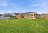 Move-in ready, Updated Brick and tile 3 beds 1 bath house on 617m2 section, close to schools, shopping centre, zoned for Wakaaranga Primary School, Farm Cove Intermediate, and Pakuranga College, 28 Whiteacres Drive, Sunnyhills, Auckland